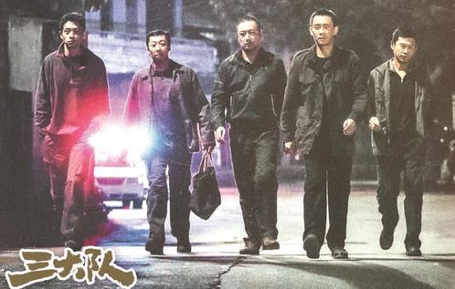 末路狂花钱与九龙城寨双雄争霸下的票房传奇

正文

在电影市场的波澜壮阔中，两部作品以其独特的魅力和强大的号召力，成为了近期观众热议的焦点。末路狂花钱以其连续天夺日冠的骄人成绩，展示了一部商业片的市场潜力和观众接受度。而九龙城寨则以其破亿的票房成绩，证明了优质